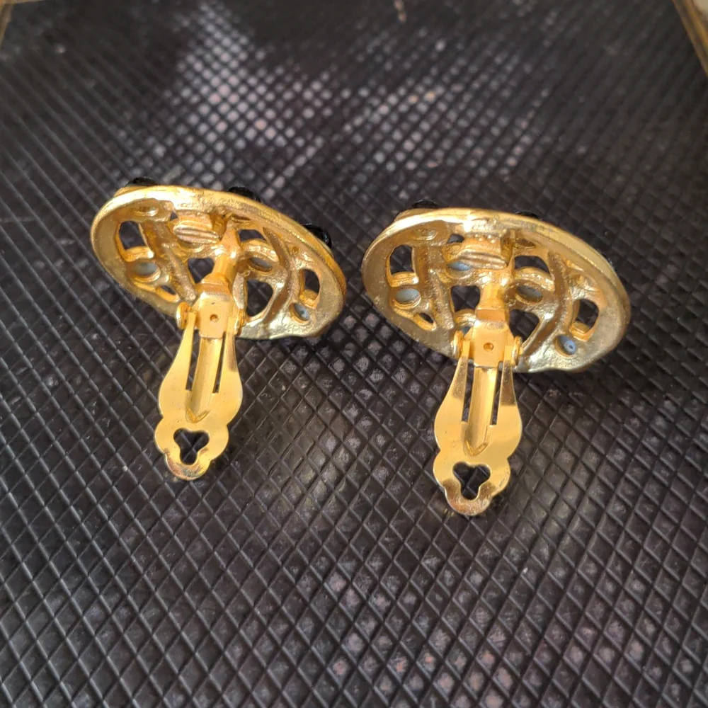 🌞🌞VINTAGE CLIP ON EARRINGS  gold tone and black - Picture 4 of 5